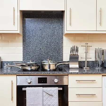 The Hidden Gem Of Leeds - Parking Apartment